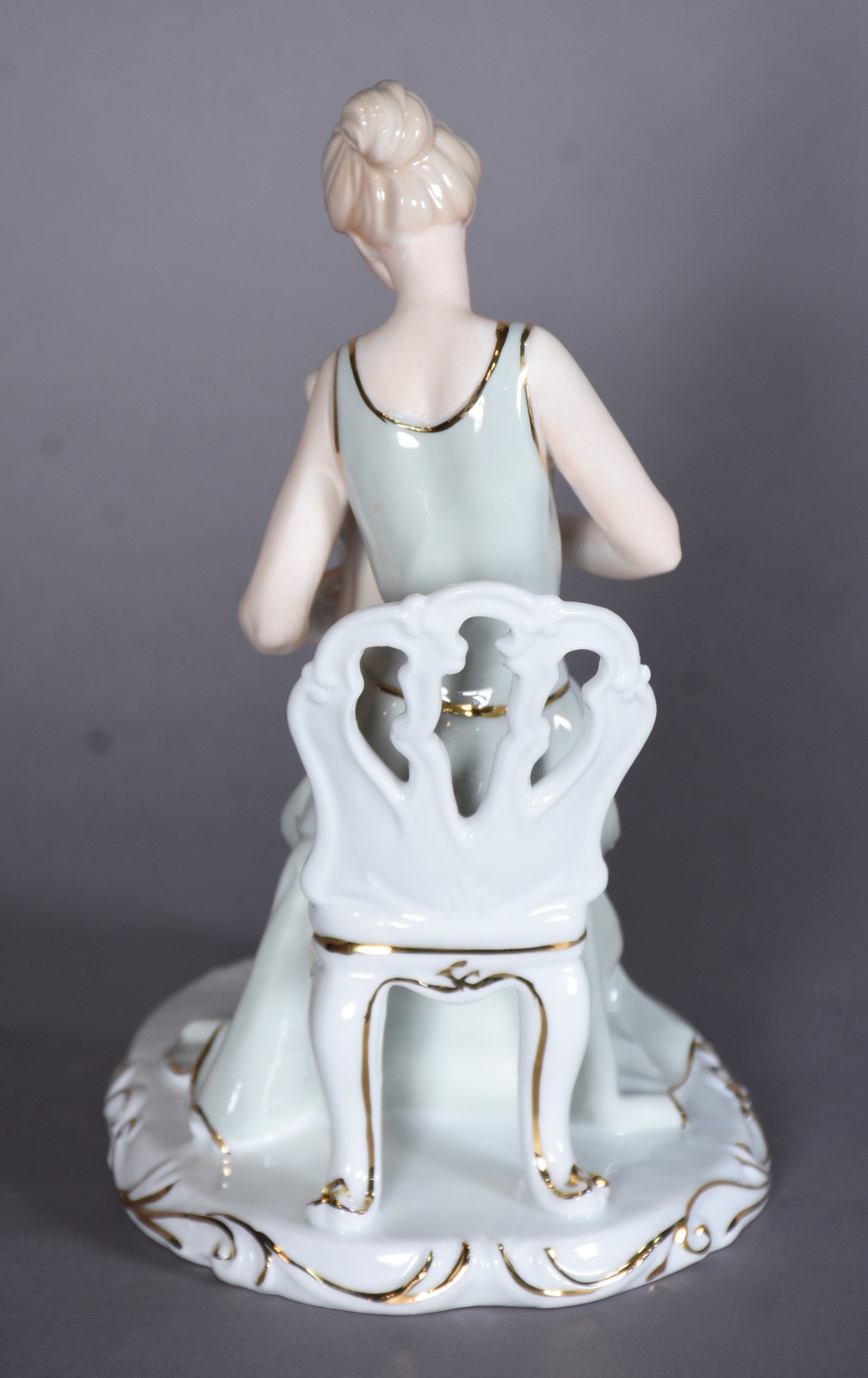 Escultura de porcelana representando dama com criança. - foto 3 de 7
