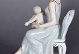 Escultura de porcelana representando dama com c... - Escultura de porcelana representando dama com criança.