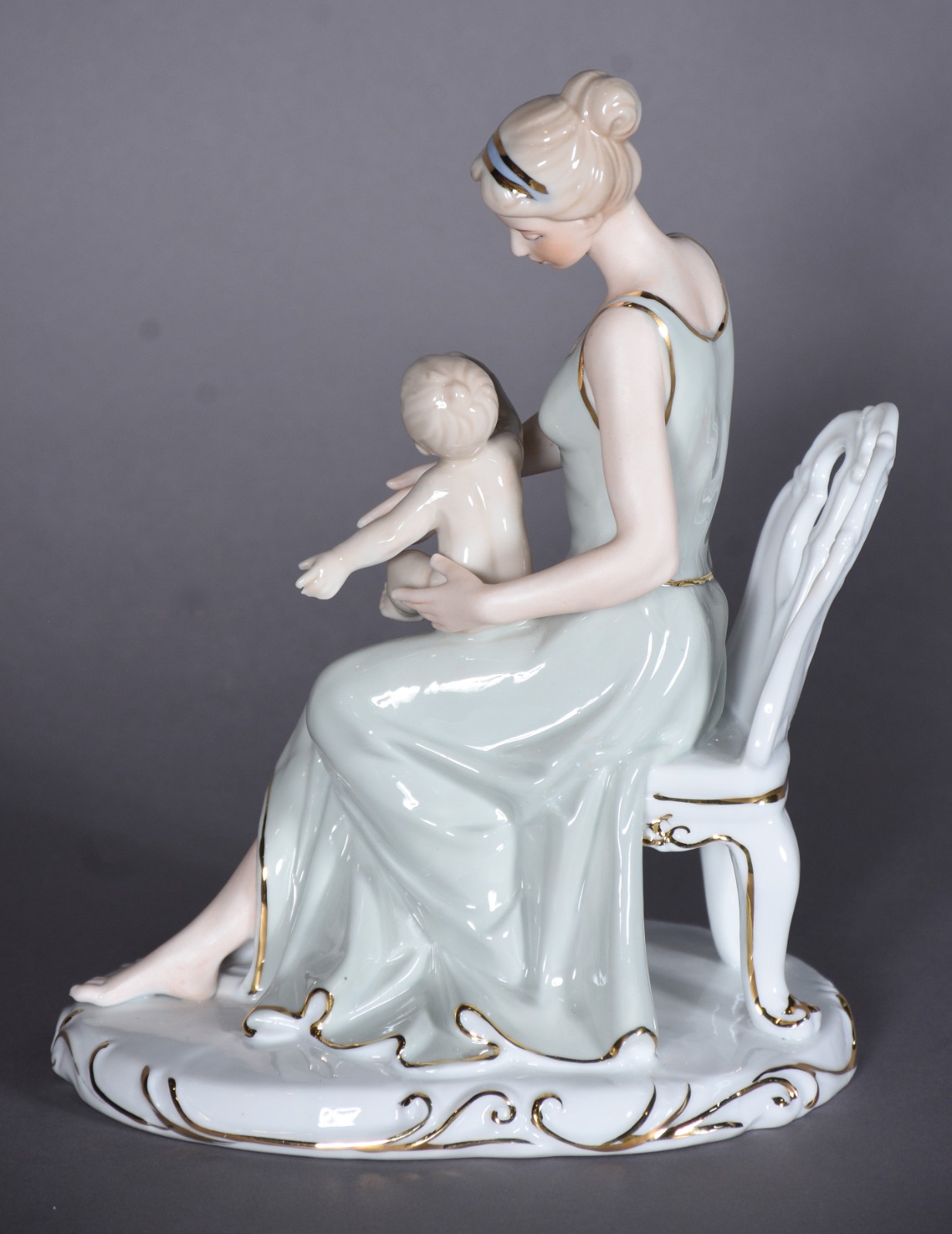 Escultura de porcelana representando dama com criança. - foto 4 de 7