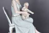 Escultura de porcelana representando dama com c... - Escultura de porcelana representando dama com criança.