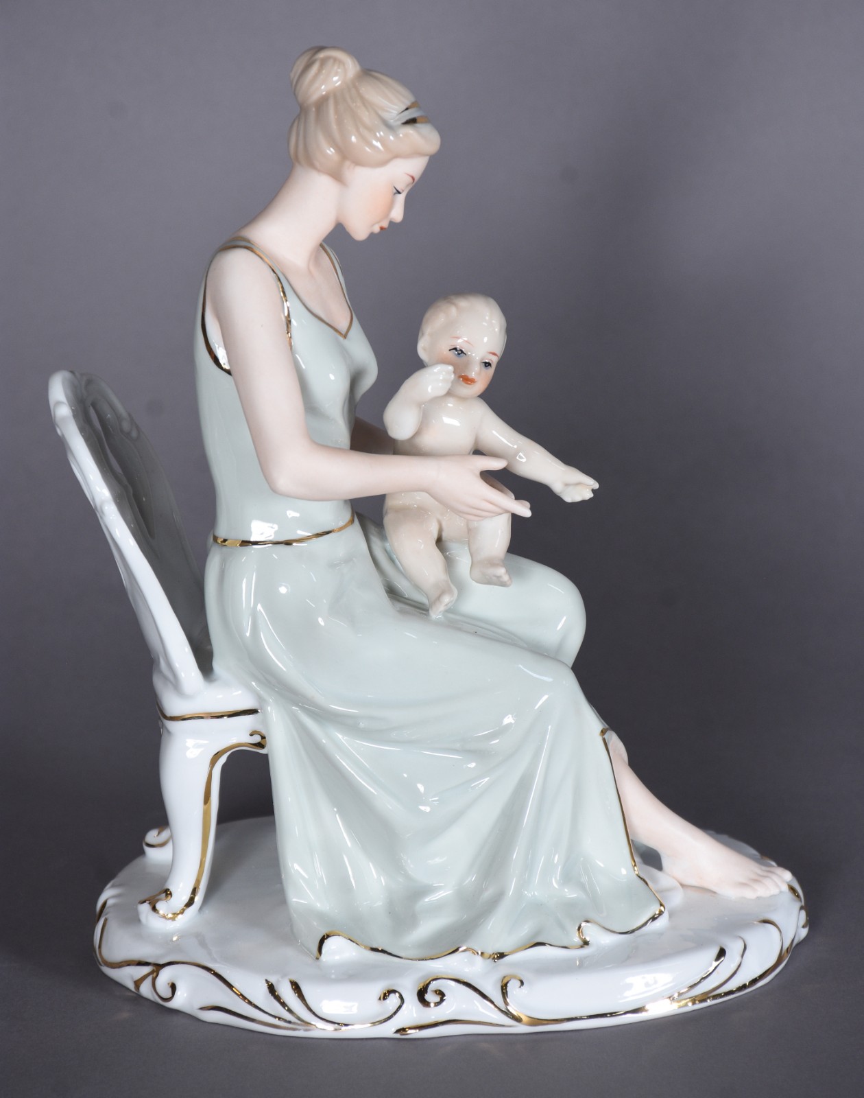 Escultura de porcelana representando dama com criança. - foto 5 de 7