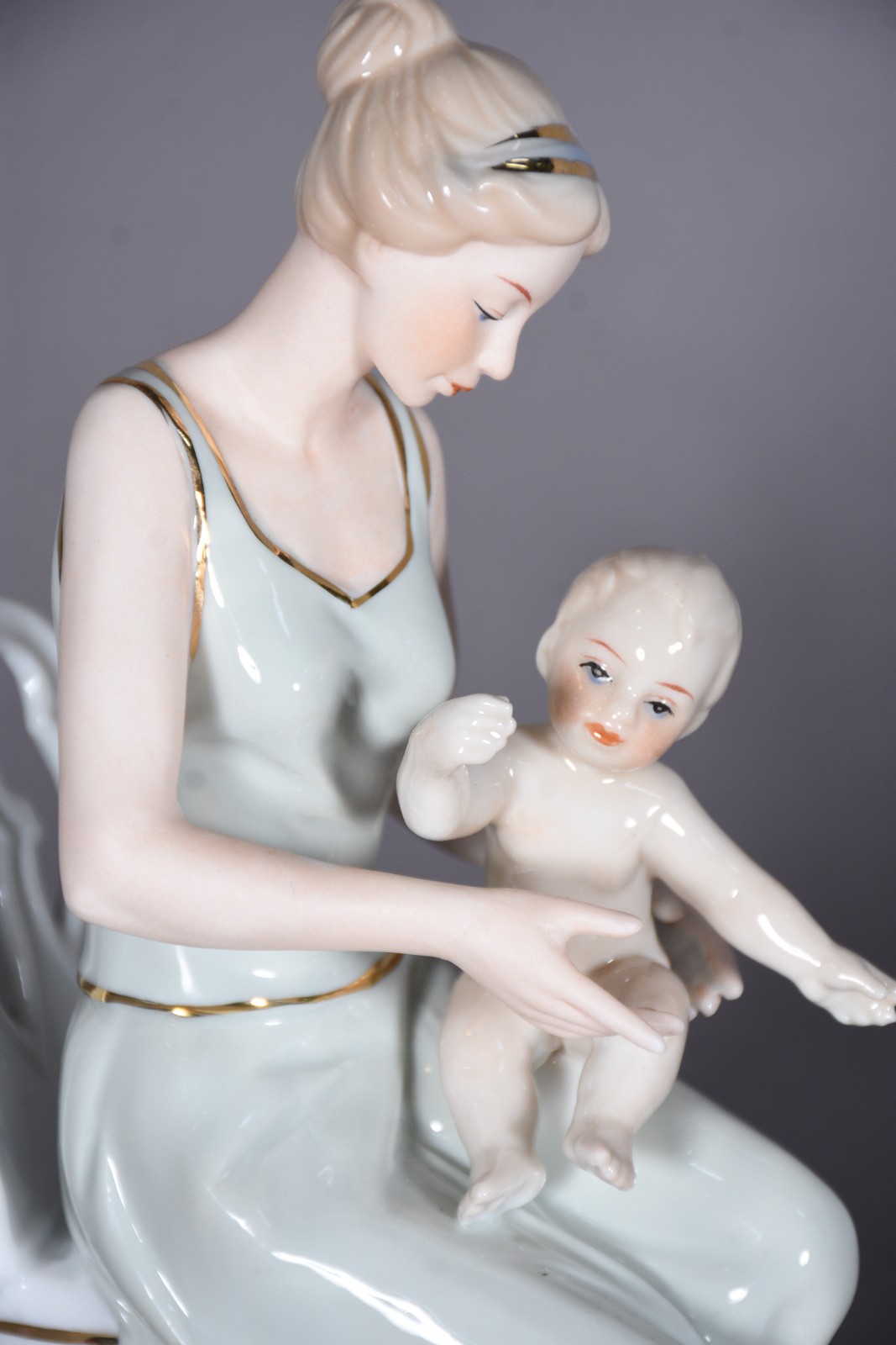 Escultura de porcelana representando dama com criança. - foto 7 de 7