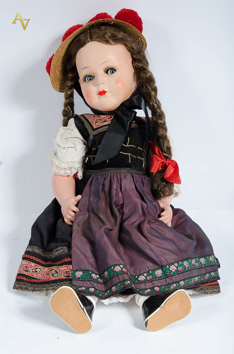 Boneca Alemã de massa. Alt. 67 cm.