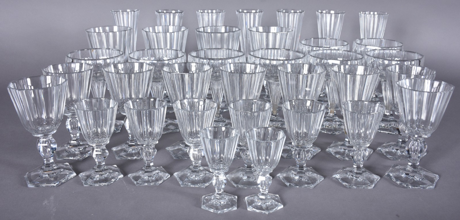 Serviço de cristal facetado com base sextavada, composto de: 7... - foto 1 de 6