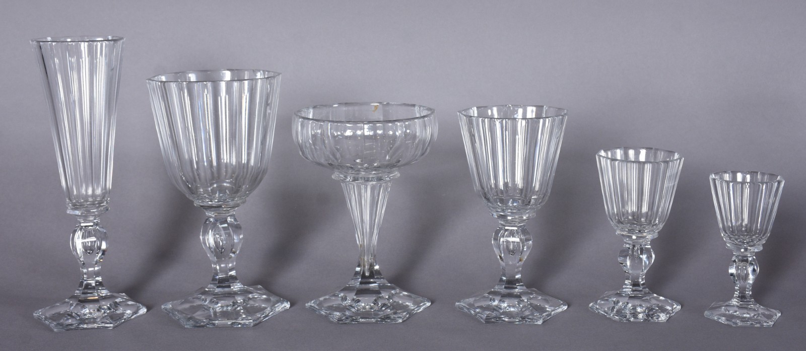 Serviço de cristal facetado com base sextavada, composto de: 7... - foto 2 de 6