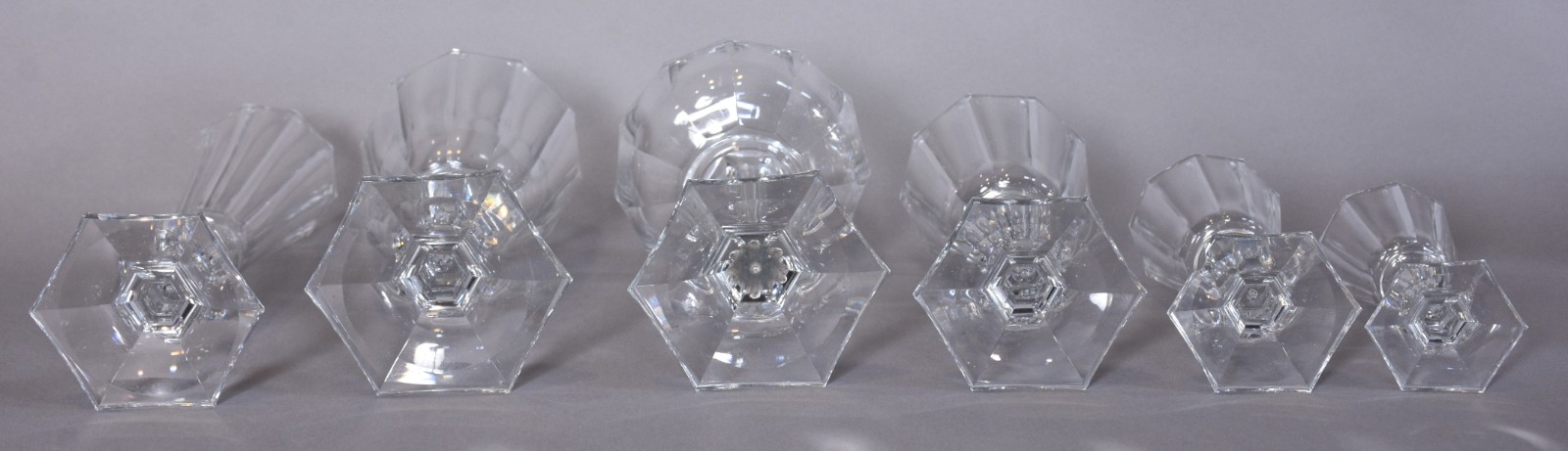 Serviço de cristal facetado com base sextavada, composto de: 7... - foto 3 de 6
