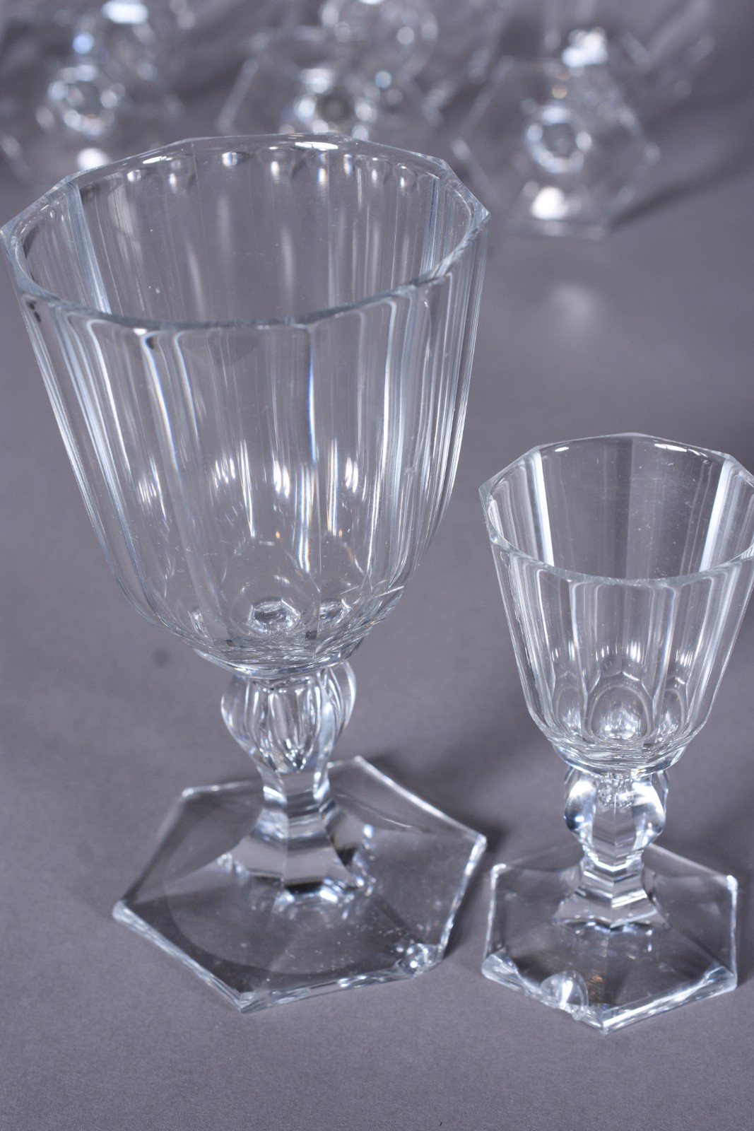 Serviço de cristal facetado com base sextavada, composto de: 7... - foto 4 de 6