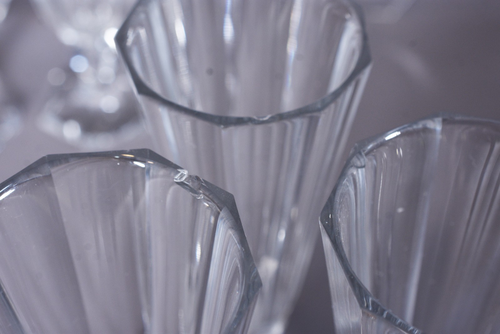 Serviço de cristal facetado com base sextavada, composto de: 7... - foto 5 de 6