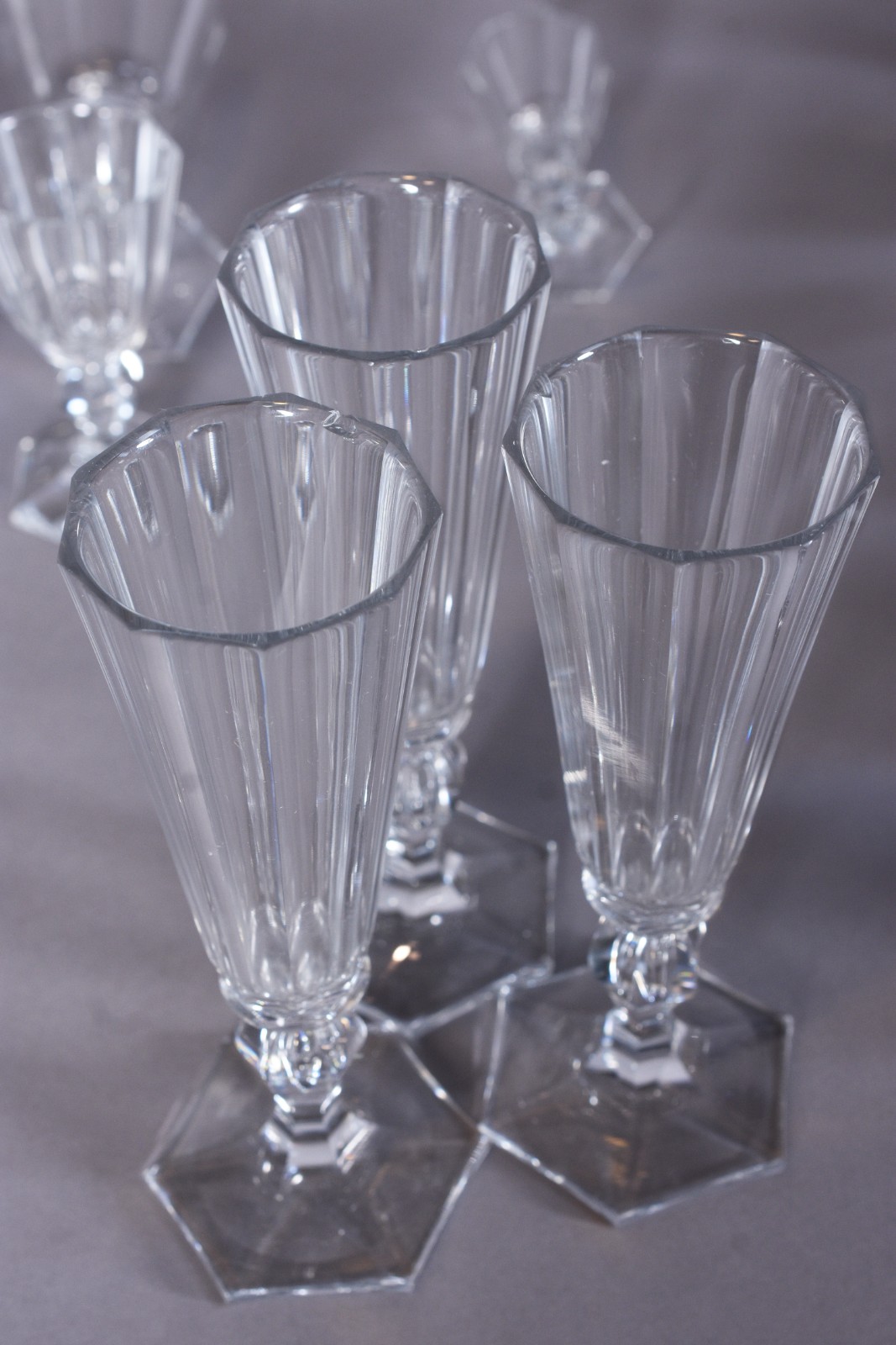 Serviço de cristal facetado com base sextavada, composto de: 7... - foto 6 de 6