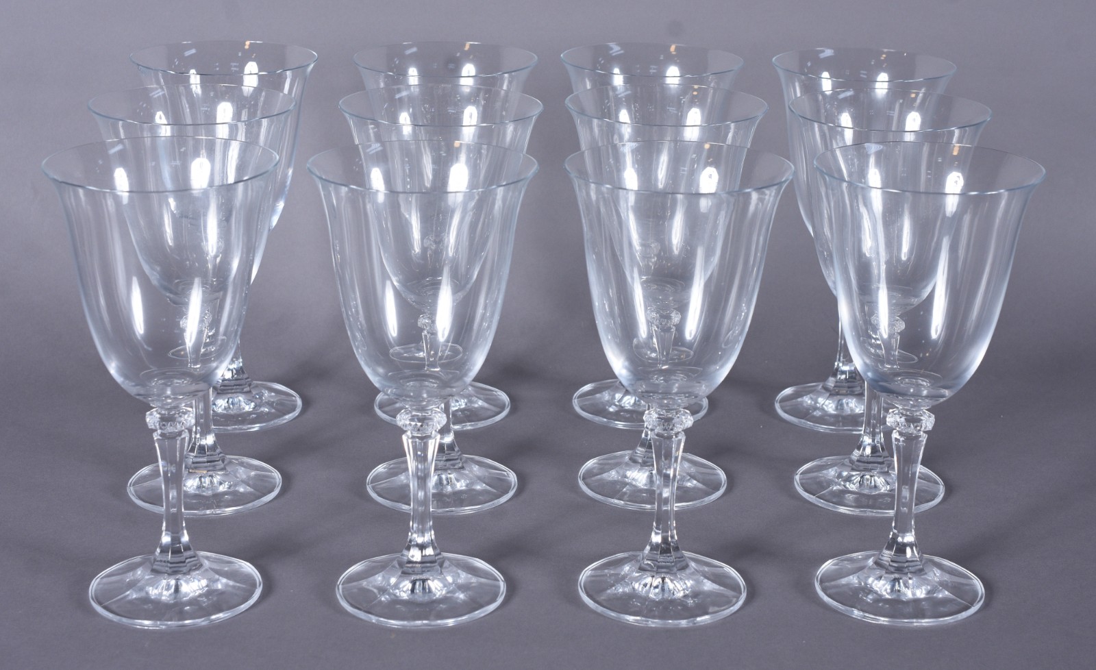 Doze taças para vinho em demi cristal de pé alto (uma com fio de... - foto 1 de 8