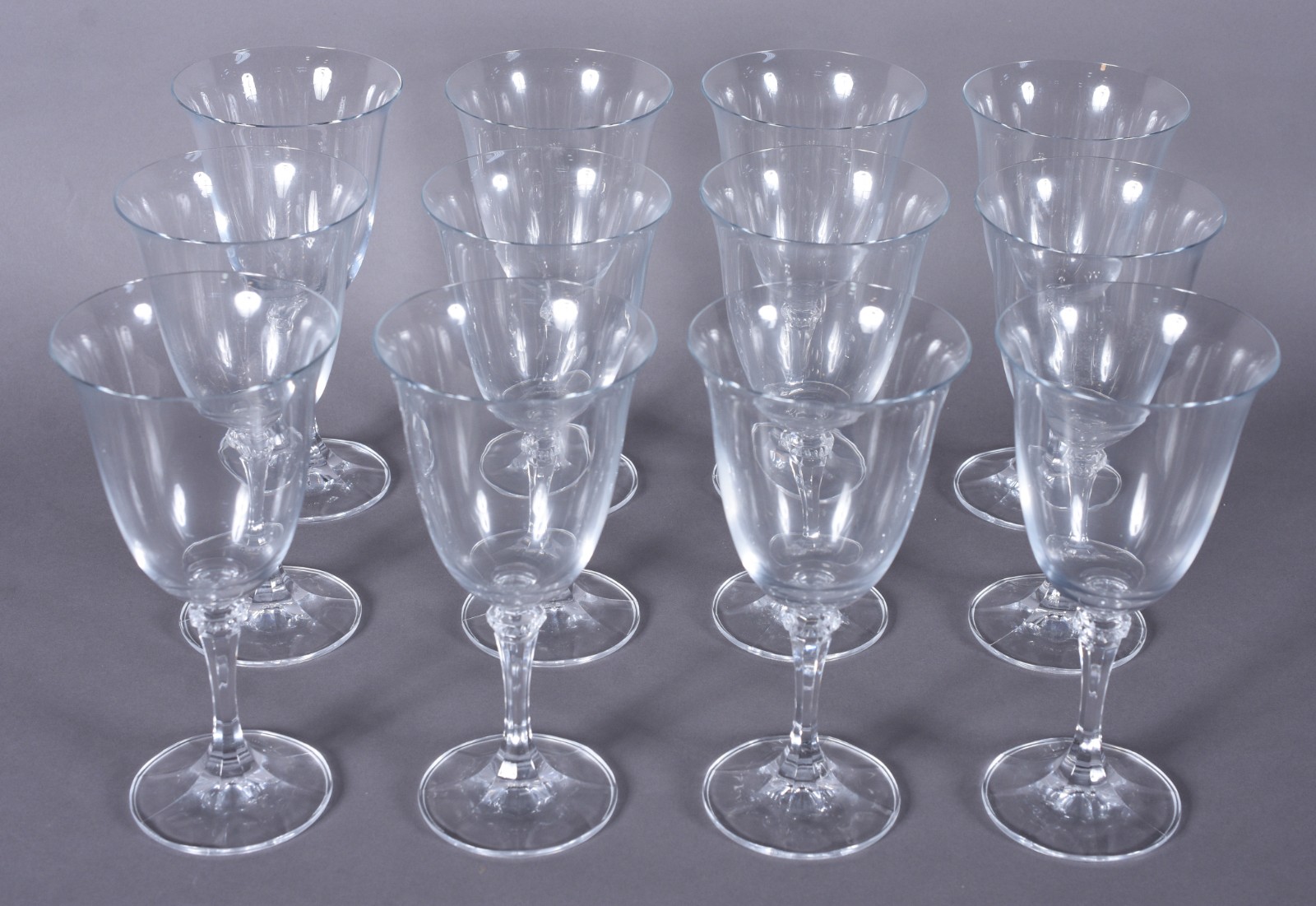 Doze taças para vinho em demi cristal de pé alto (uma com fio de... - foto 2 de 8