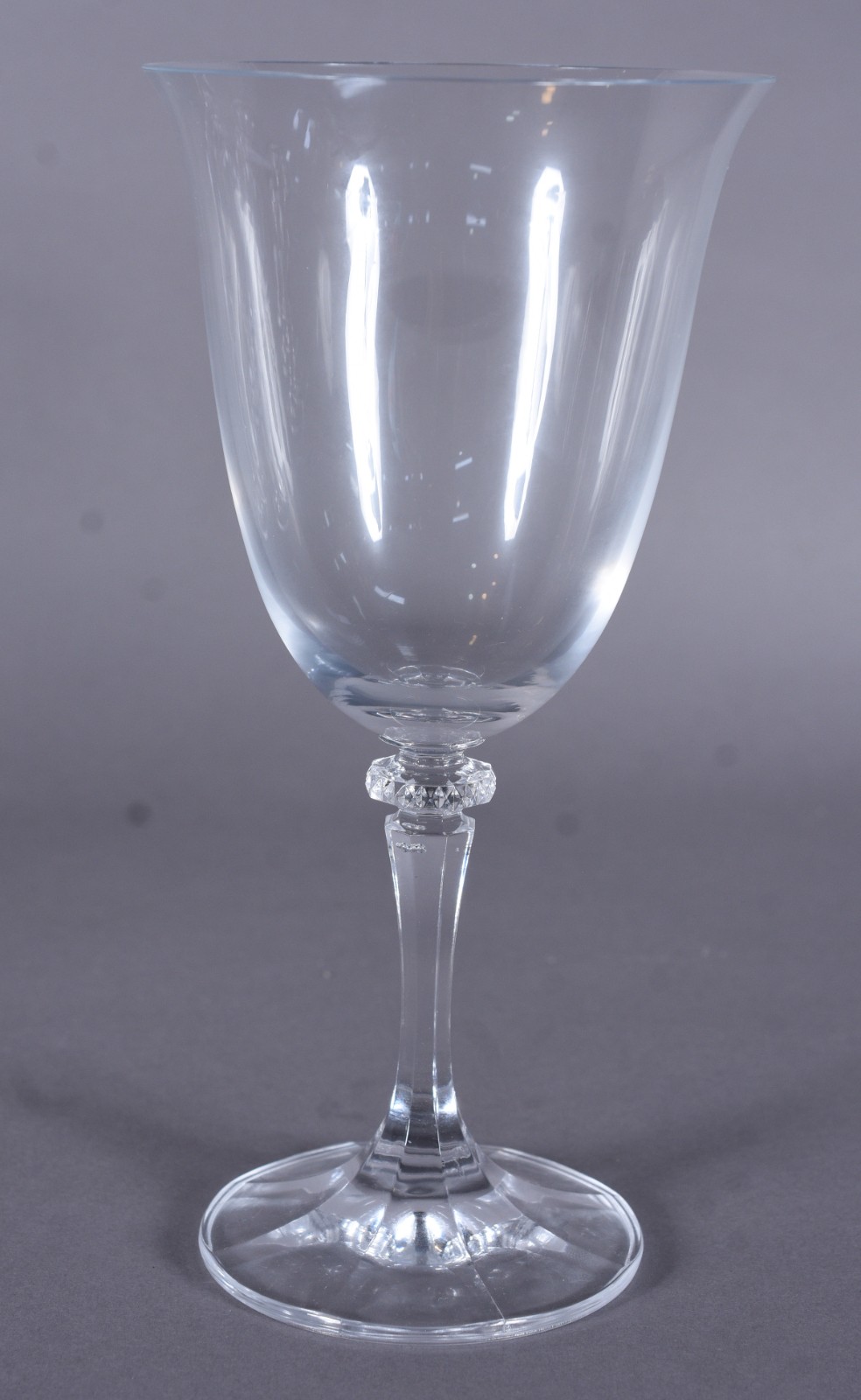 Doze taças para vinho em demi cristal de pé alto (uma com fio de... - foto 3 de 8