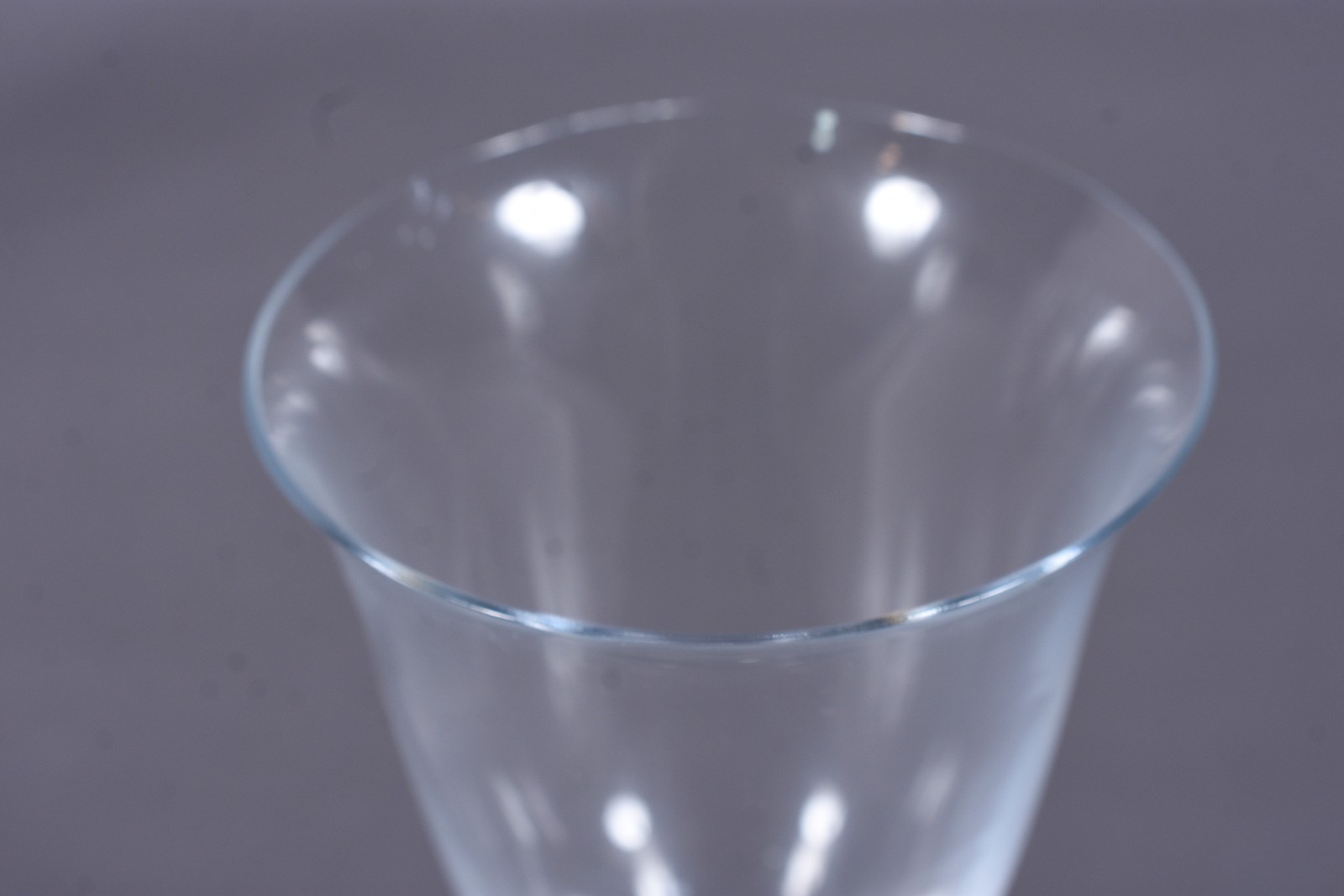 Doze taças para vinho em demi cristal de pé alto (uma com fio de... - foto 4 de 8