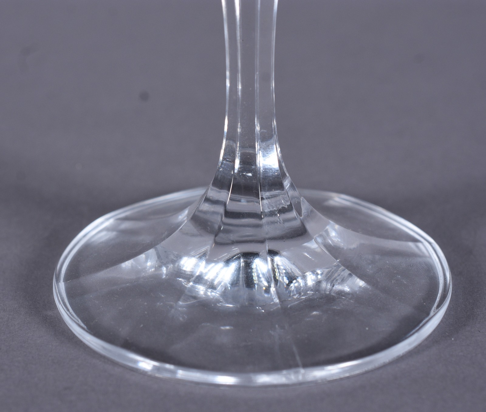 Doze taças para vinho em demi cristal de pé alto (uma com fio de... - foto 5 de 8