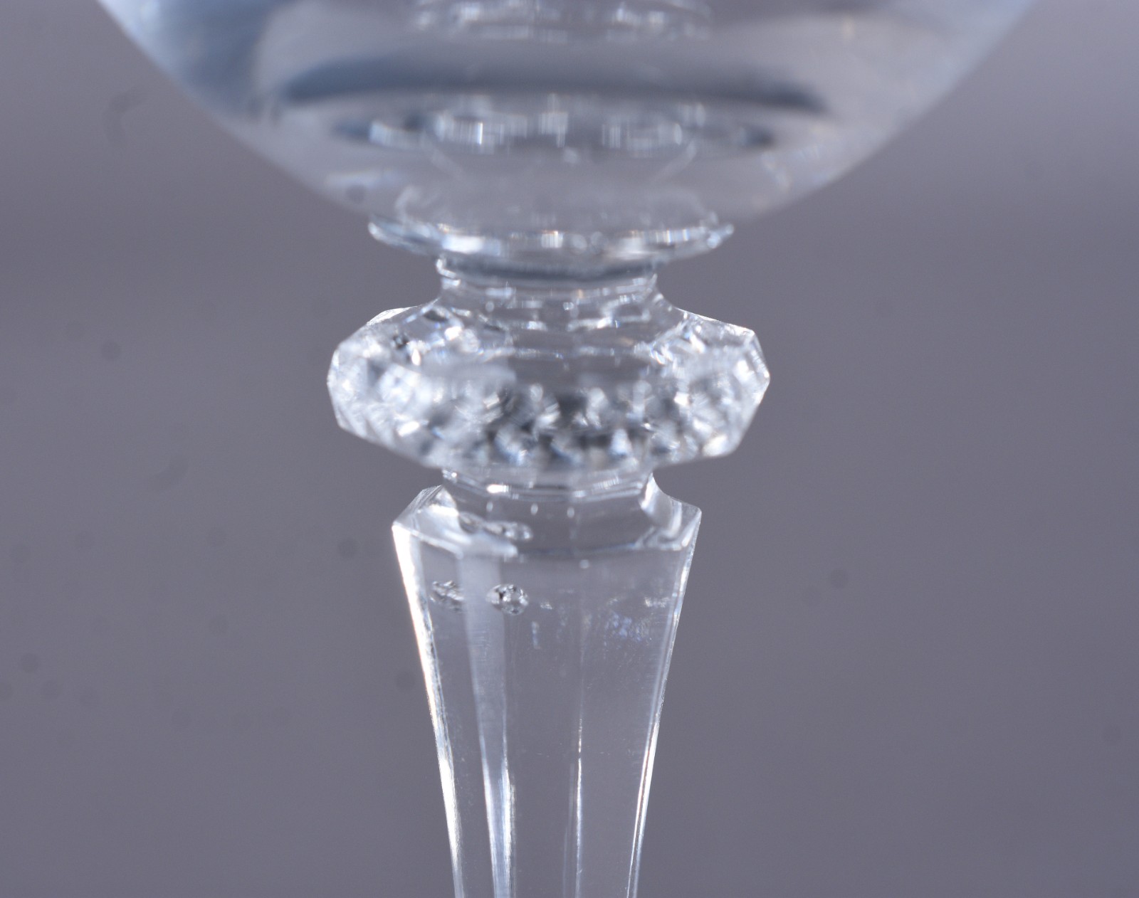 Doze taças para vinho em demi cristal de pé alto (uma com fio de... - foto 6 de 8