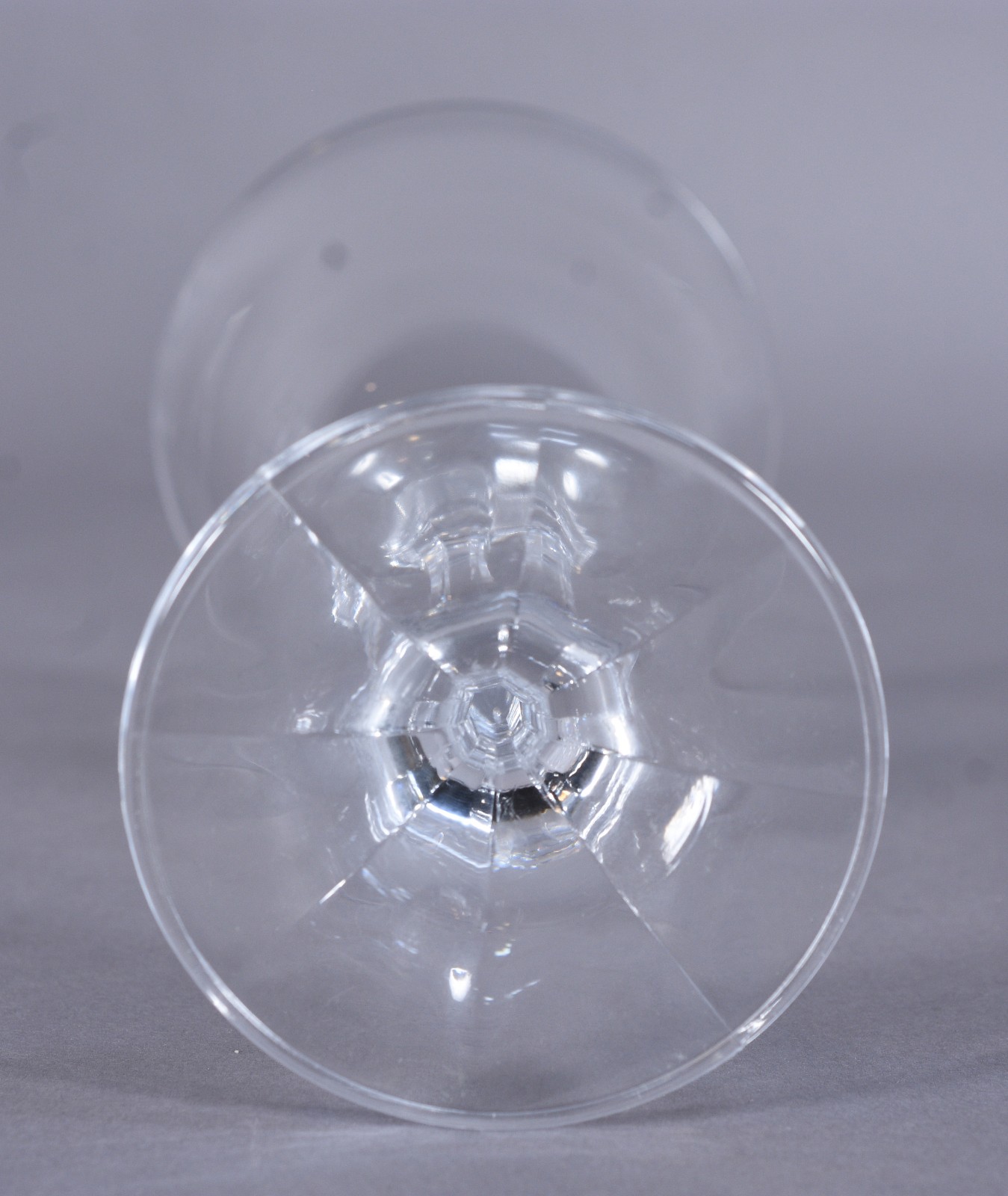 Doze taças para vinho em demi cristal de pé alto (uma com fio de... - foto 7 de 8