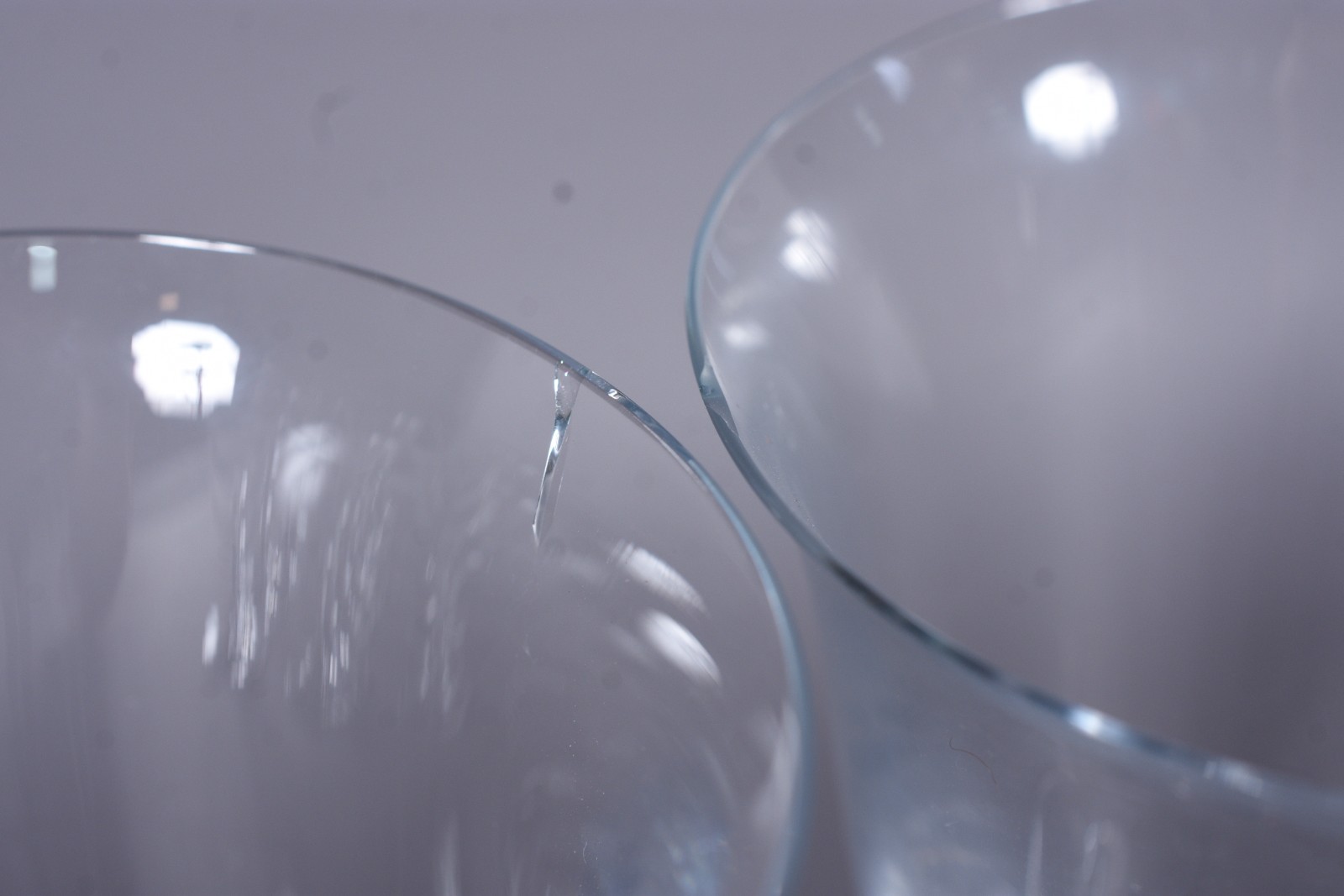 Doze taças para vinho em demi cristal de pé alto (uma com fio de... - foto 8 de 8