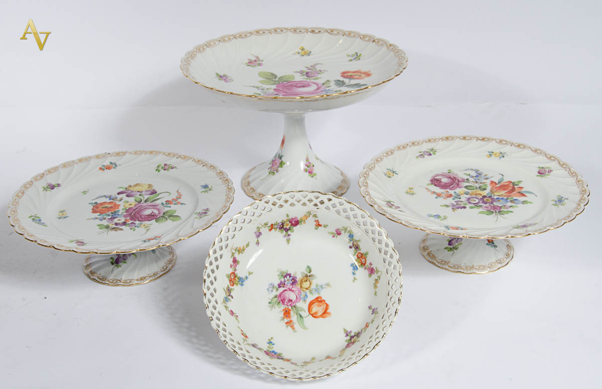 Quatro peças de porcelana européia branca com flores em policromia e...