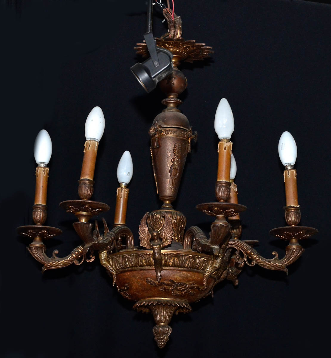 Lustre de metal p/ 6 luzes decorado com figuras aladas, acompanha... - foto 1 de 2