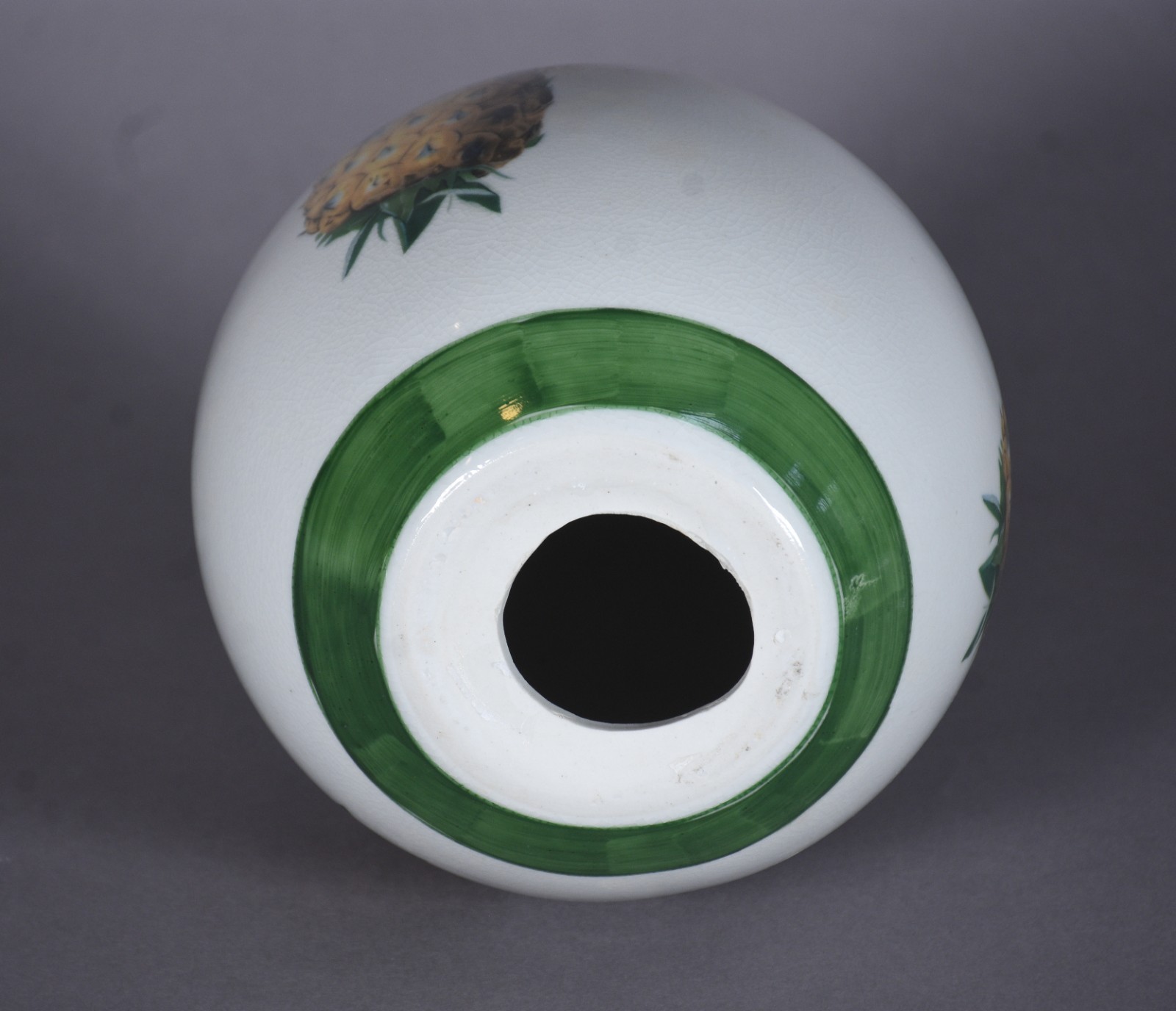 Ovo/pinha de porcelana com abacaxi e folhas em policromia. - foto 3 de 4
