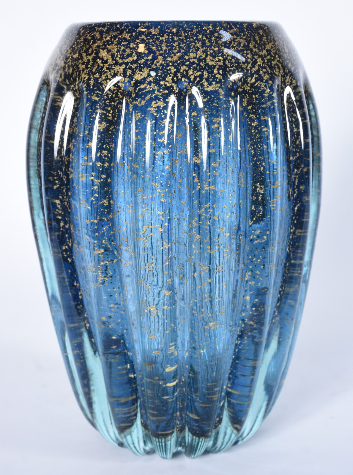 Vaso de vidro decorativo na cor azul "petróleo" trabalhado em gomos... - foto 1 de 4