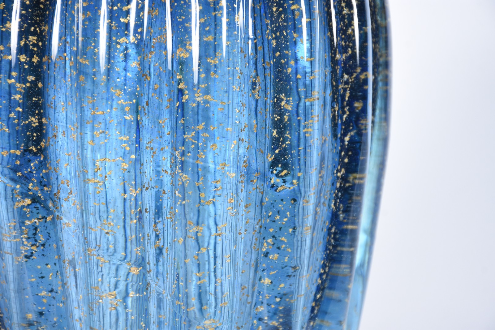 Vaso de vidro decorativo na cor azul "petróleo" trabalhado em gomos... - foto 2 de 4