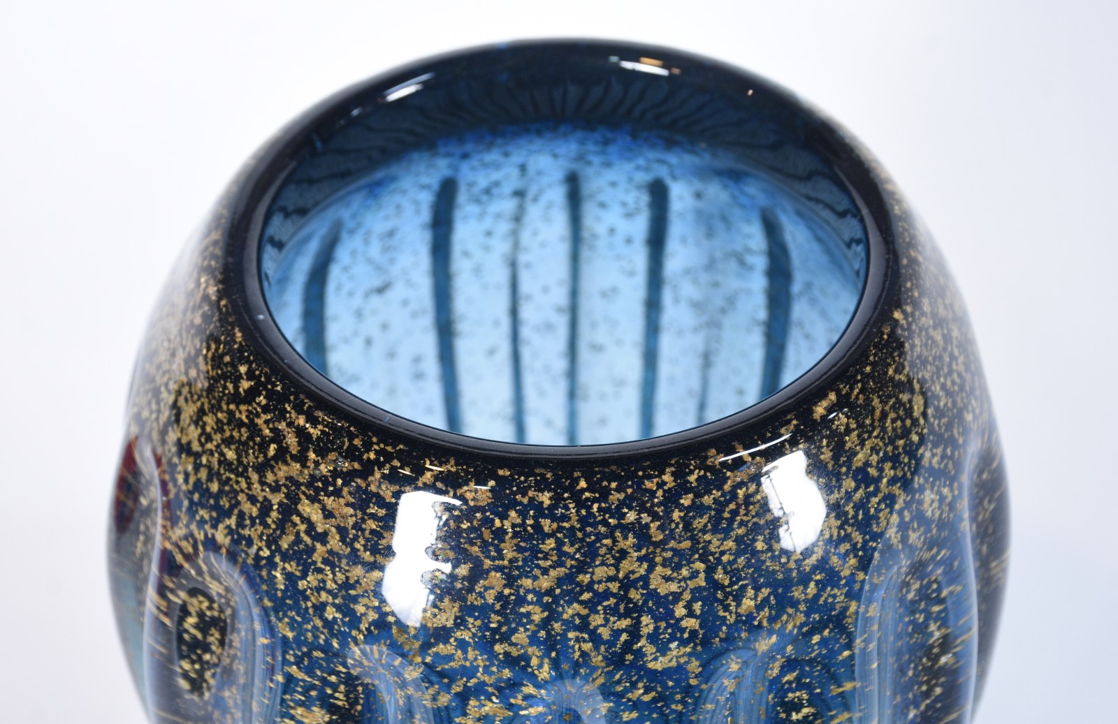 Vaso de vidro decorativo na cor azul "petróleo" trabalhado em gomos... - foto 3 de 4