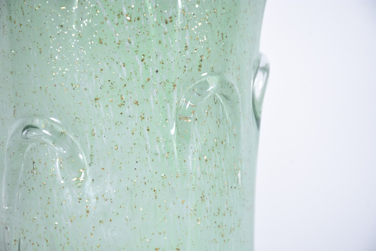 Vaso de vidro decorativo na cor verde. - foto 3 de 4
