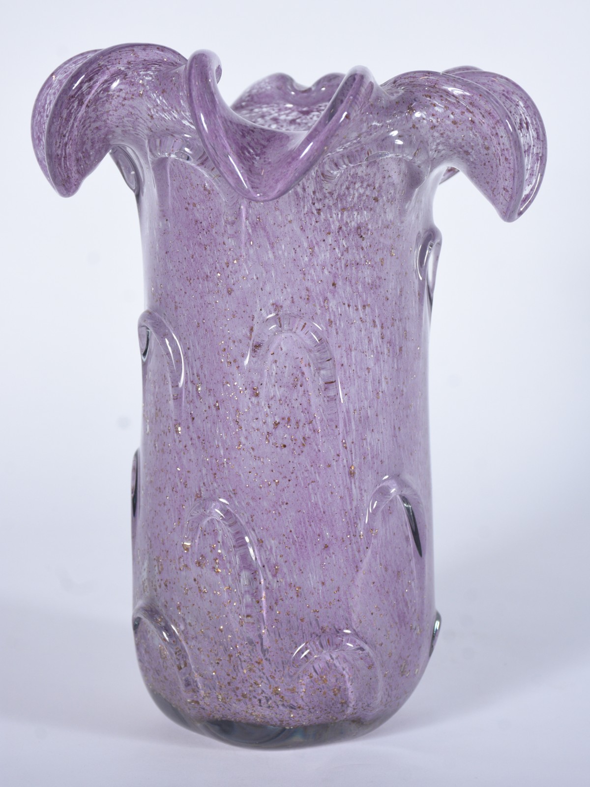 Vaso de vidro decorativo na cor lilás. - foto 1 de 4
