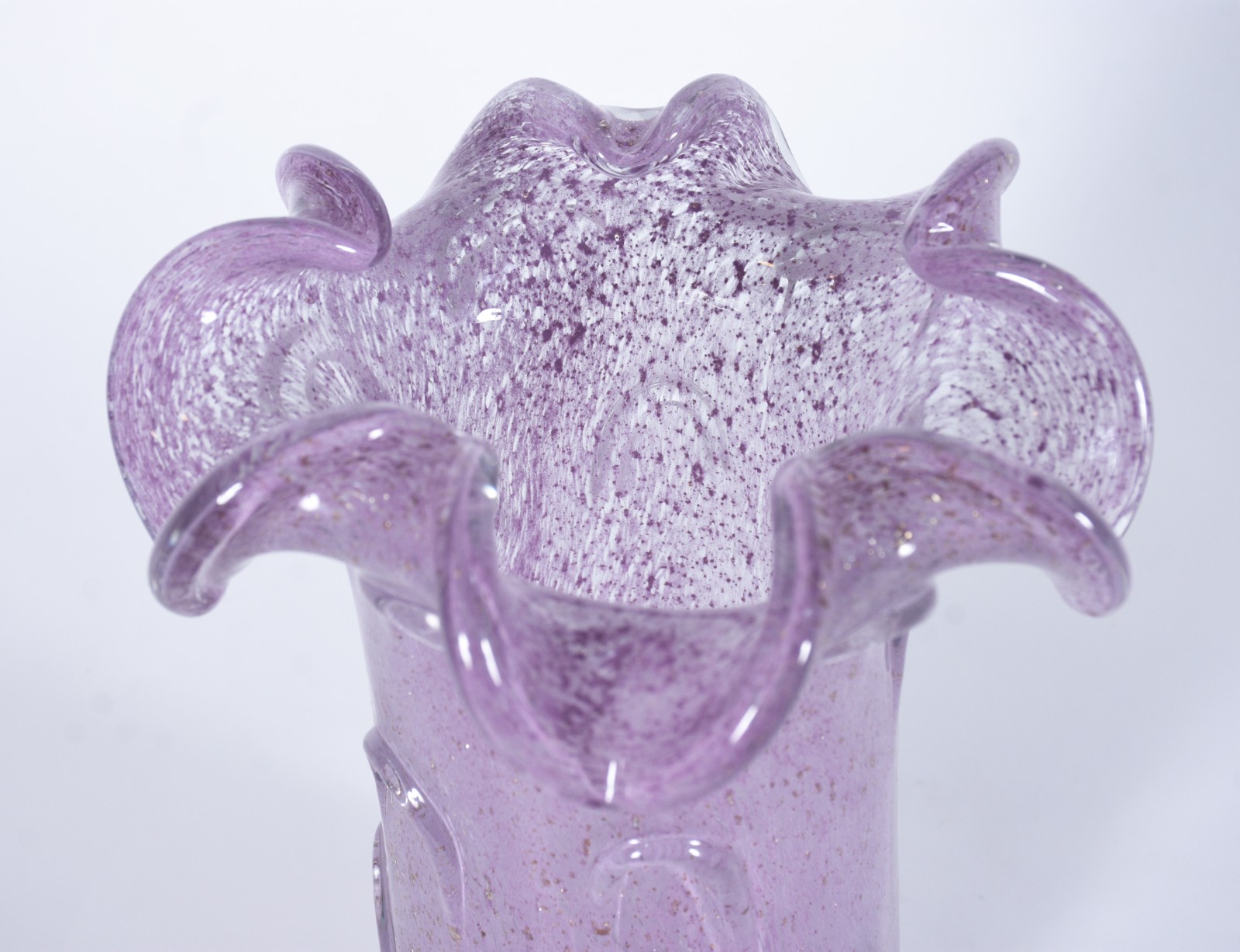 Vaso de vidro decorativo na cor lilás. - foto 2 de 4