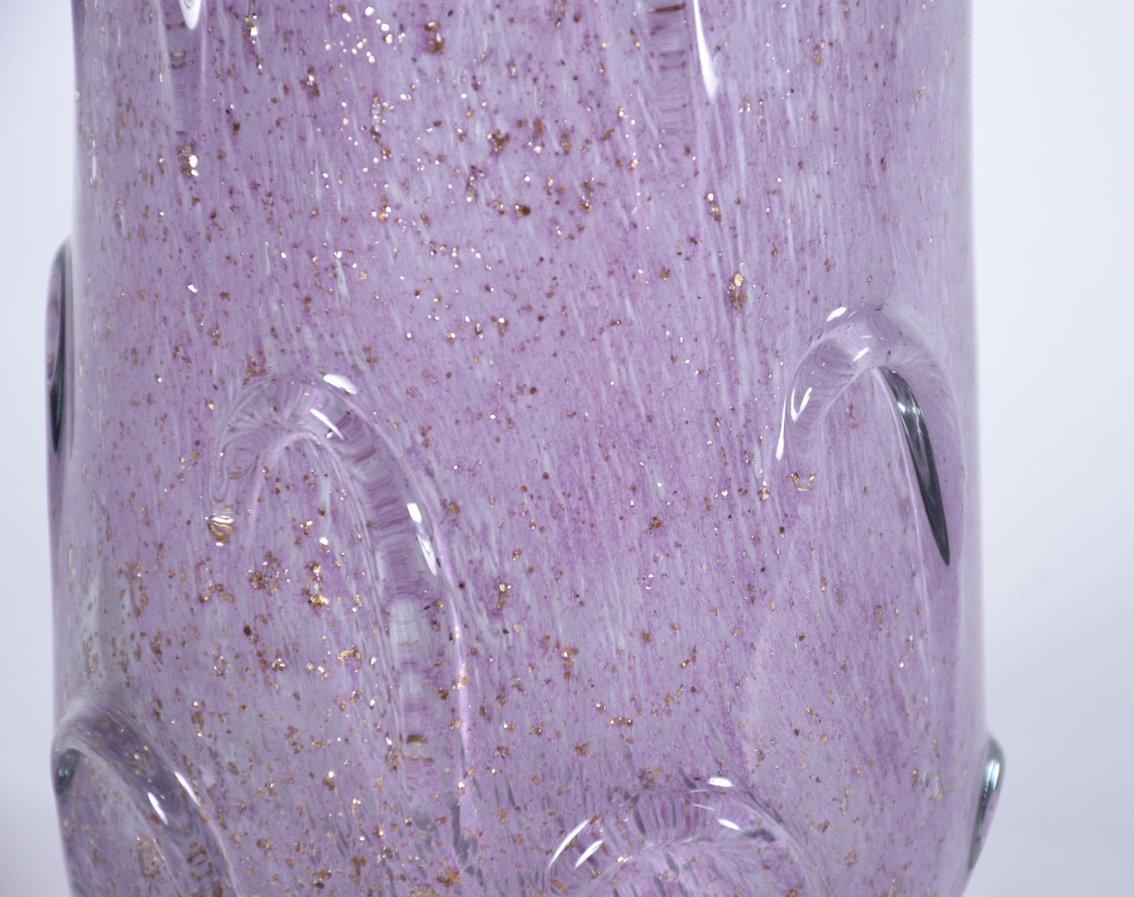 Vaso de vidro decorativo na cor lilás. - foto 3 de 4