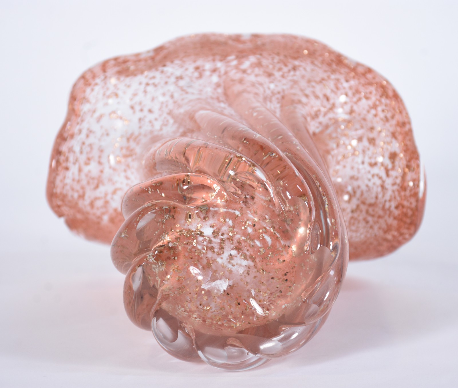 Vaso de vidro decorativo na cor rosa, trabalhado em gomos. - foto 4 de 6