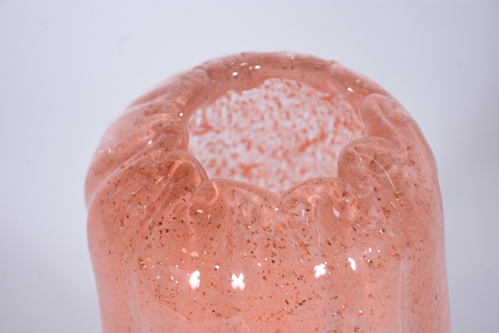 Vaso de vidro decorativo na cor rosa, trabalhado em gomos. - foto 2 de 4