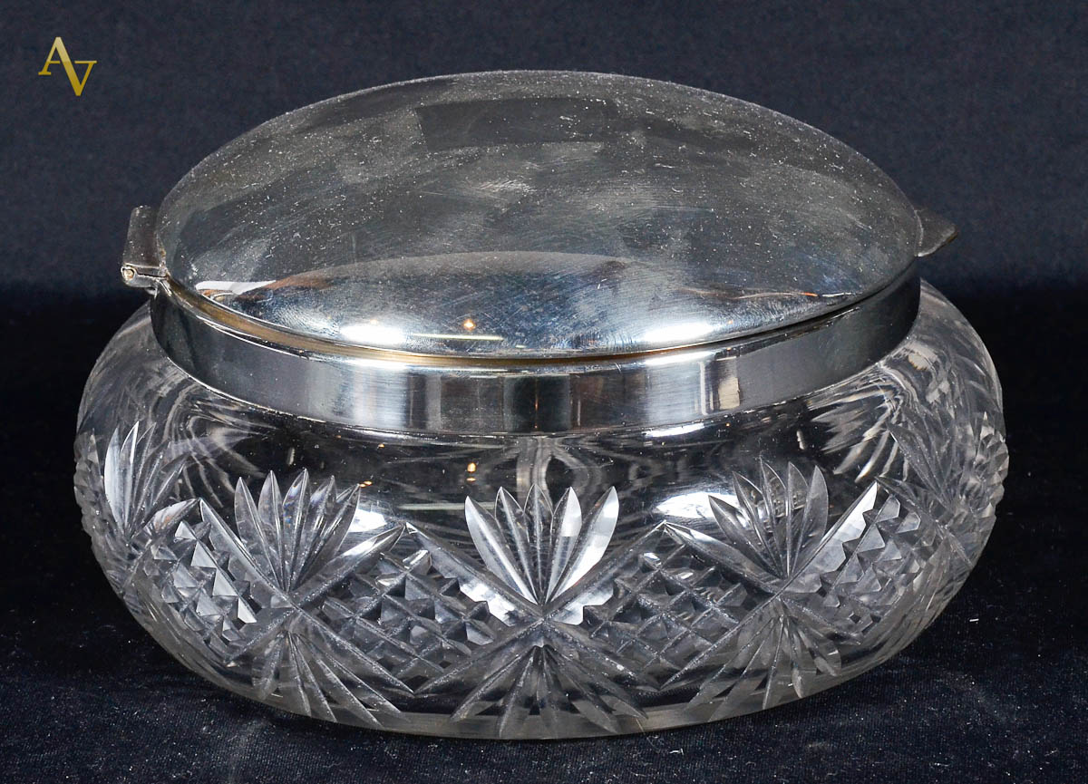Bomboniere de cristal europeu lapidado com tampa de metal prateado...