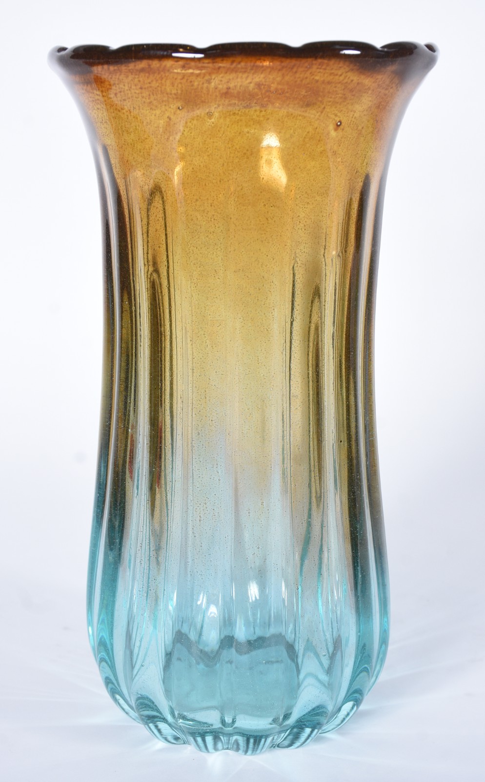 Vaso de vidro decorativo com degrade âmbar e azul, trabalhado em... - foto 1 de 5