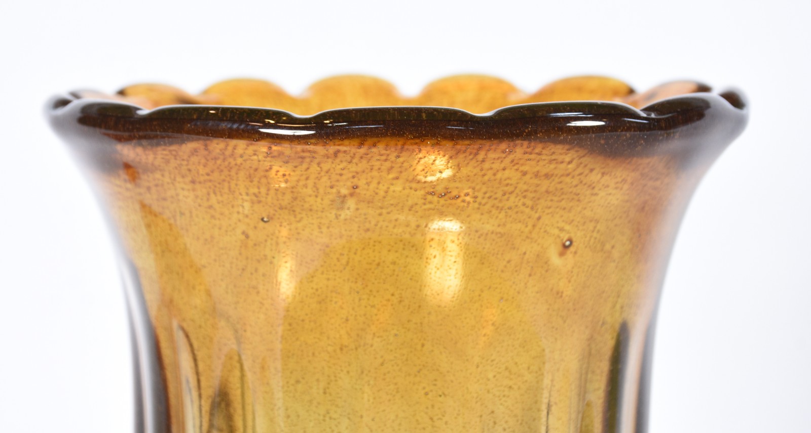 Vaso de vidro decorativo com degrade âmbar e azul, trabalhado em... - foto 2 de 5