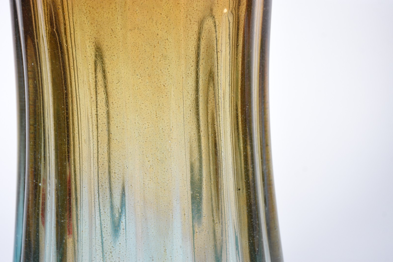 Vaso de vidro decorativo com degrade âmbar e azul, trabalhado em... - foto 3 de 5