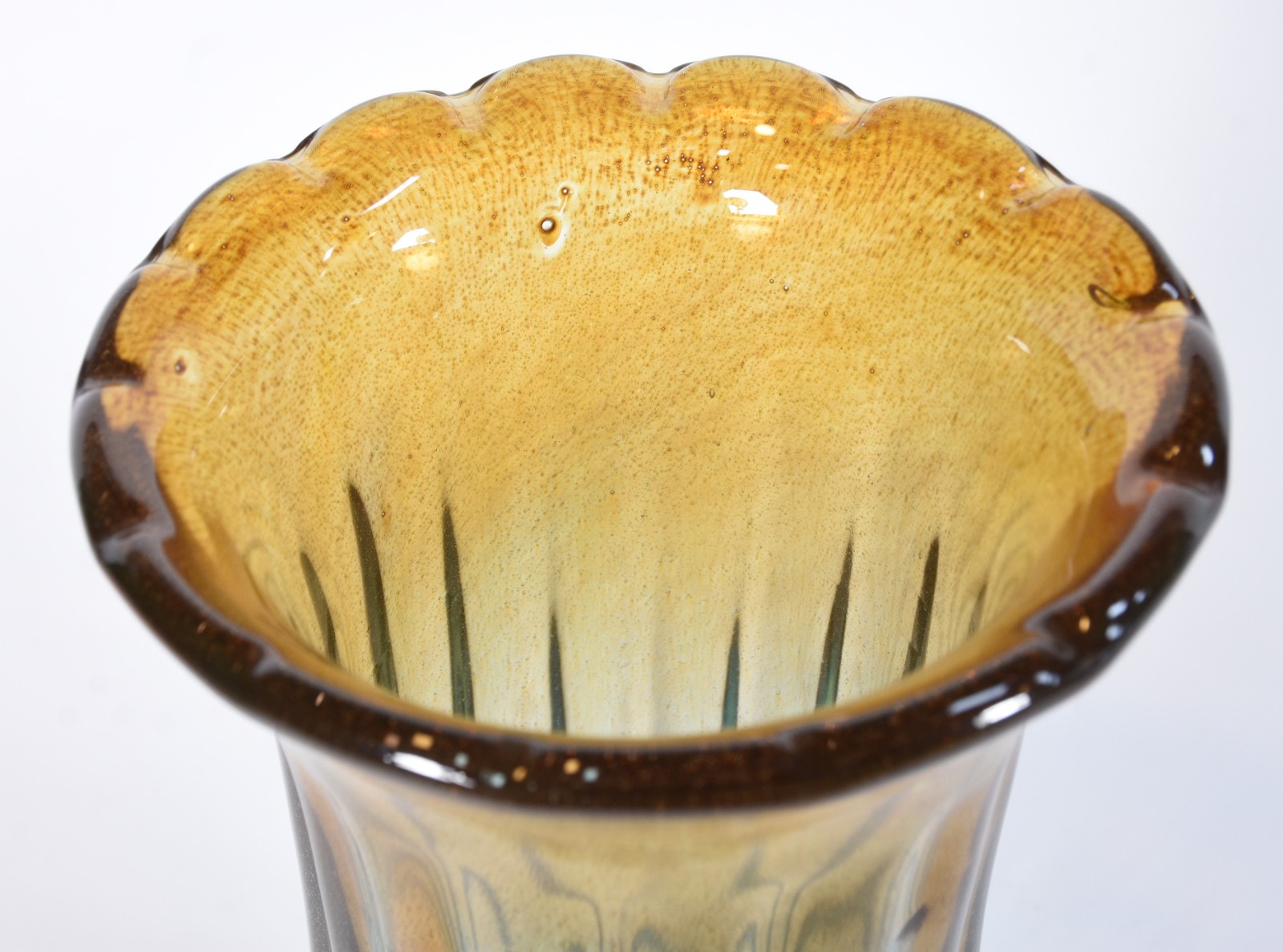Vaso de vidro decorativo com degrade âmbar e azul, trabalhado em... - foto 4 de 5