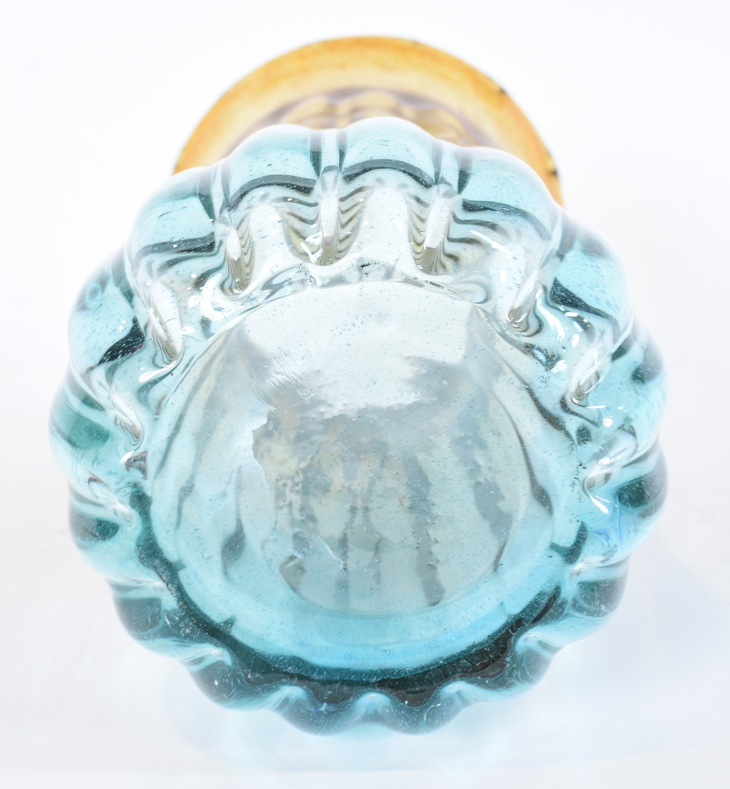 Vaso de vidro decorativo com degrade âmbar e azul, trabalhado em... - foto 5 de 5