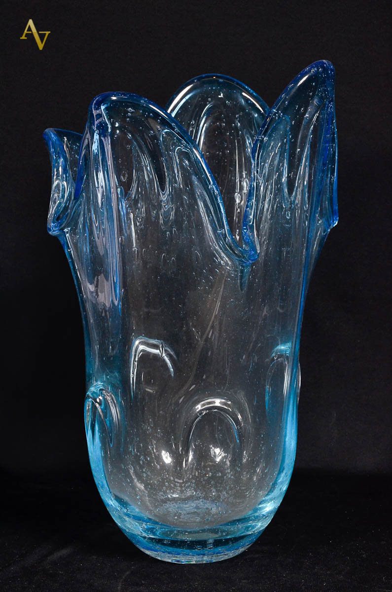 Vaso de murano na cor azul c/ bolhas internas. Alt. 43 cm; diam. 28...