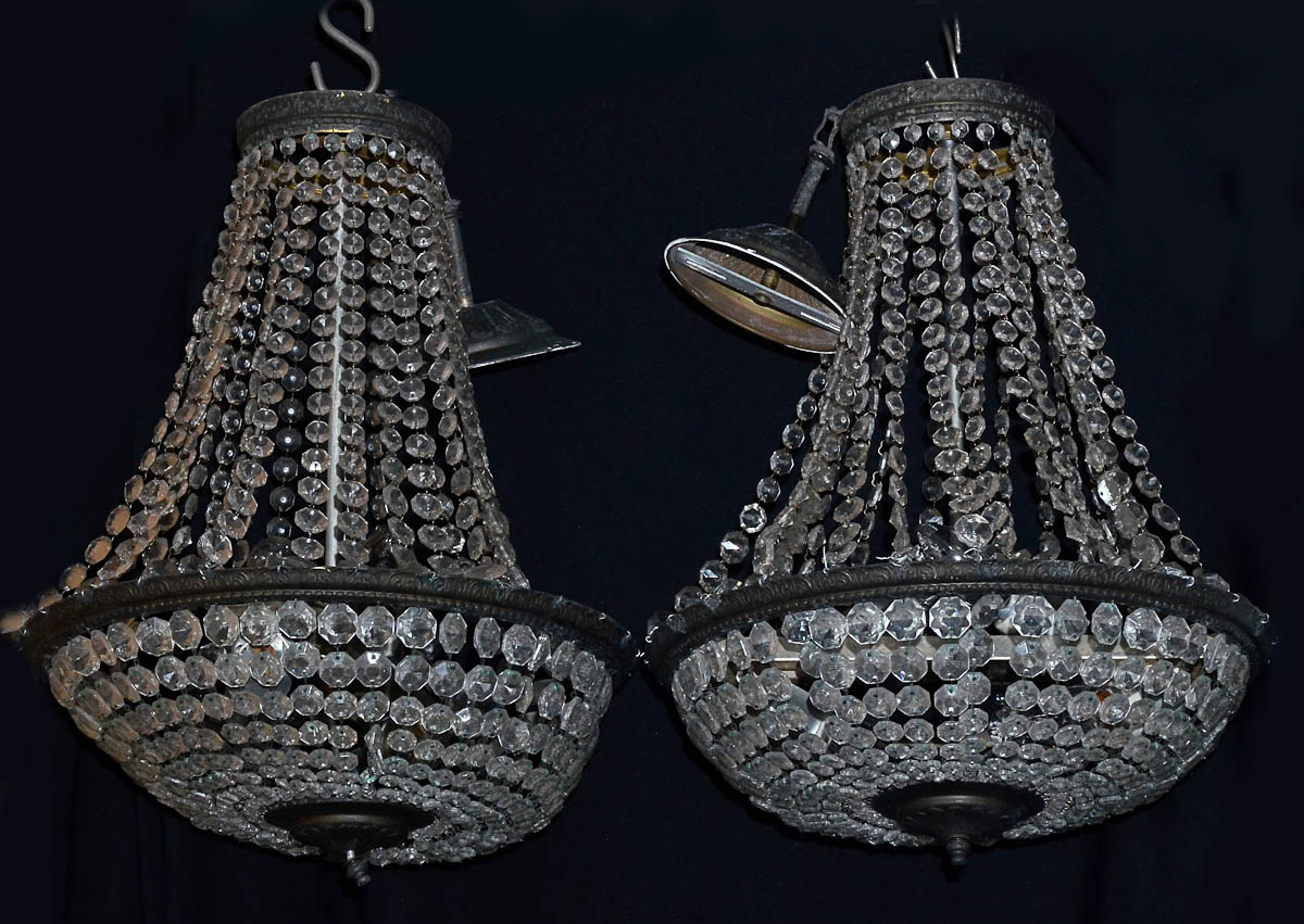 Par de lustres de metal com contas de cristal lapidado, estilo...