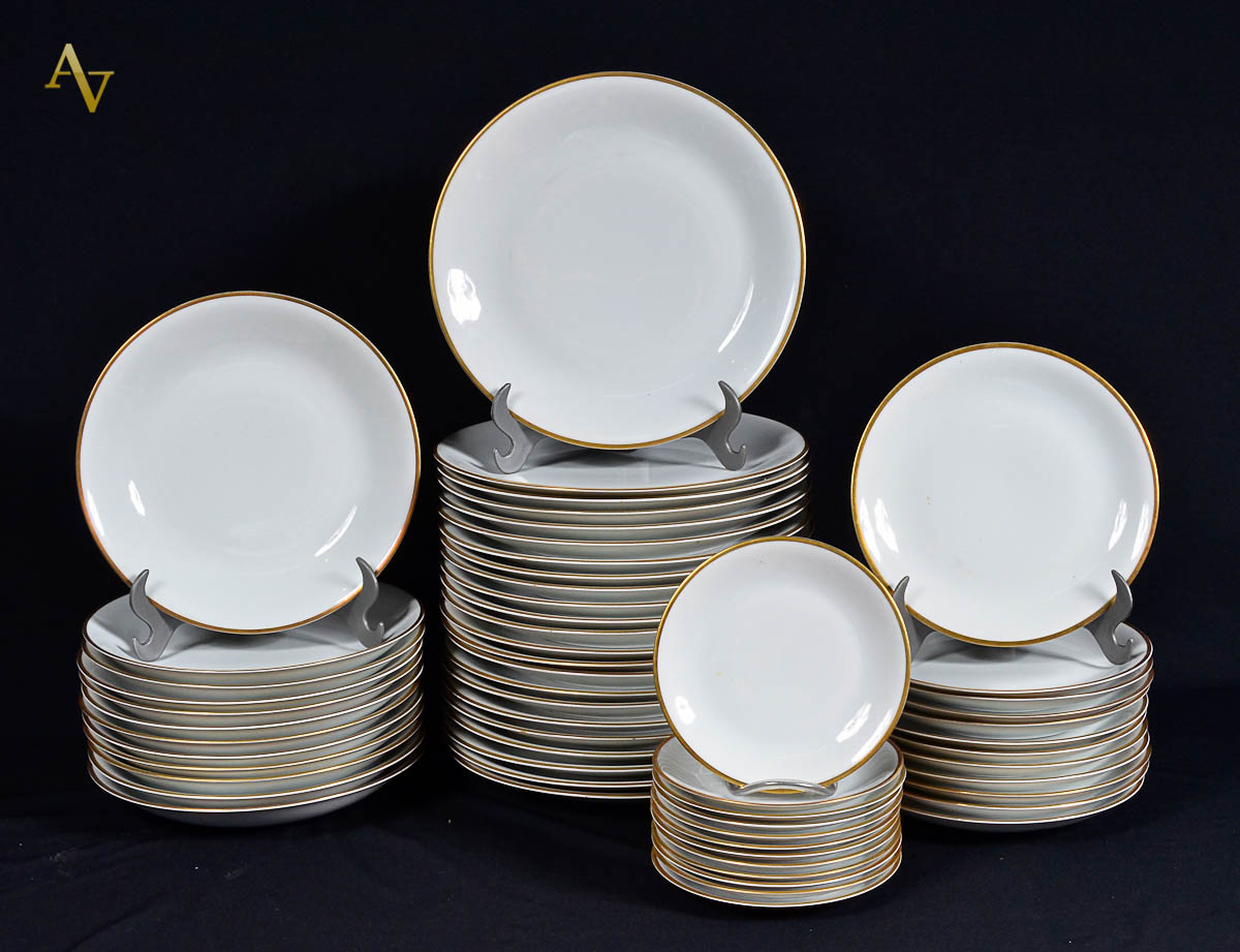 Serviço de jantar de porcelana branca Renner com frisos dourados...