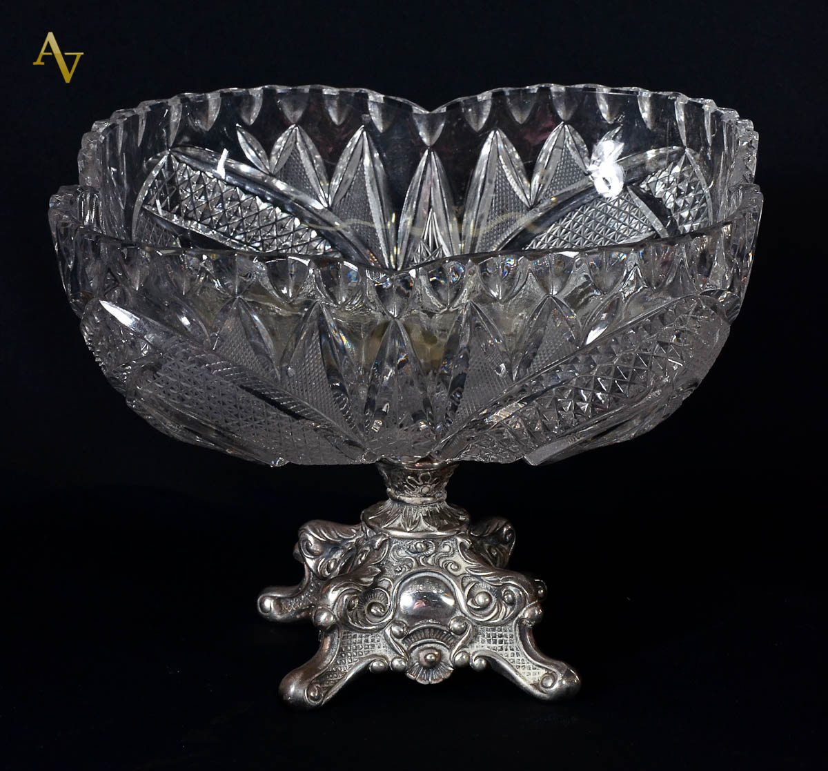 Fruteira de cristal alemão lapidado com base de metal espessurado a...