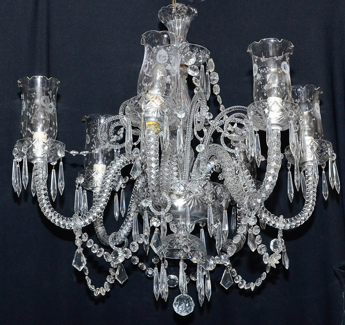 Lustre de cristal p/ 6 luzes com pingentes lapidados. Alt. 72 cm...