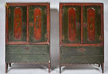 Par de moveis orientais de madeira nobre patina... - Par de moveis orientais de madeira nobre patinada com duas portinhas almofadadas e uma gaveta cada. Alt. 95 cm; med. 58 x 23 cm.