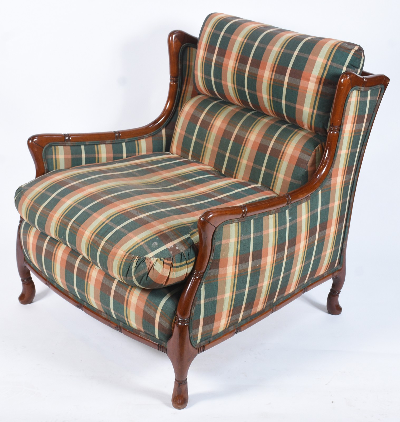 Bergere de madeira nobre estofada e forrada com tecido "xadrez". - foto 1 de 10