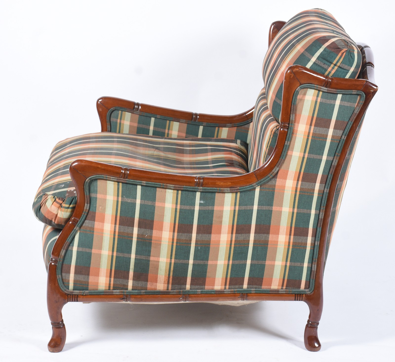 Bergere de madeira nobre estofada e forrada com tecido "xadrez". - foto 3 de 10