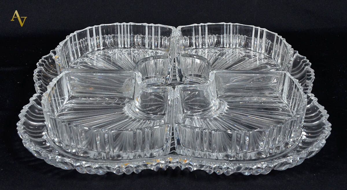 Porta petiscos de cristal lapidado, comp.de base e 4 bowls. Med. 30 x...