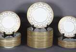 Aparelho de jantar de porcelana inglesa "MINTON... - Aparelho de jantar de porcelana inglesa "MINTONS", na cor branca ricamente decorado com rendilhados e frisos dourados, composto de: 23 pratos ra...
