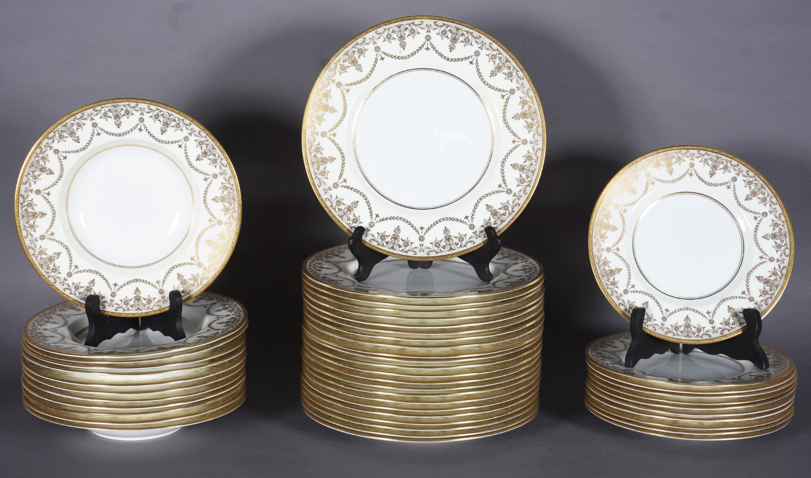 Aparelho de jantar de porcelana inglesa "MINTONS", na cor branca... - foto 2 de 8